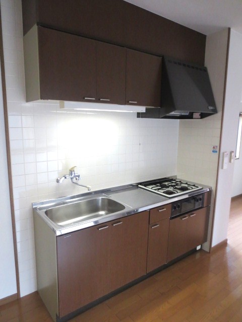 Kitchen. Plenty of storage in the hallway