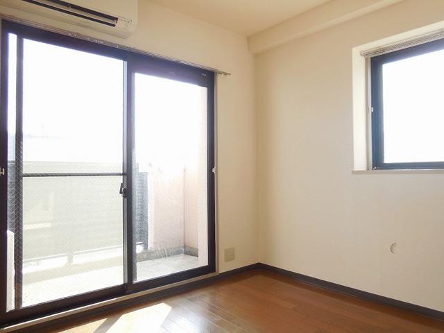 Living and room. Two-sided lighting Ventilation is also good