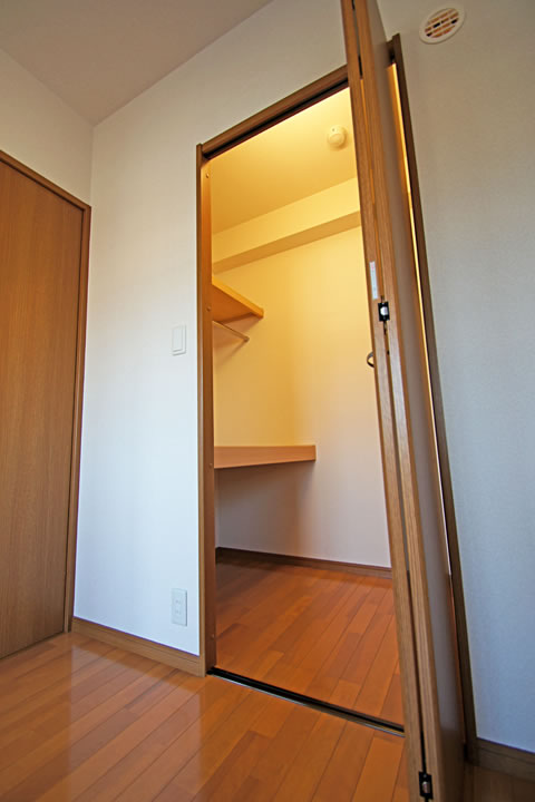 Receipt. Walk-in closet