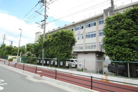 Primary school. Until Backed North elementary school 850m walk 11 minutes