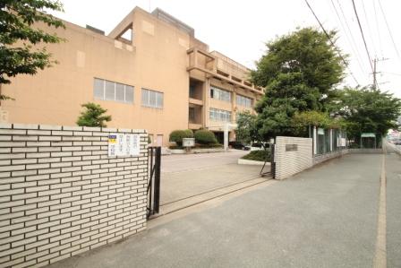 Junior high school. Backed up to junior high school 1300m walk 17 minutes