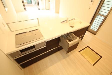 Kitchen. All-electric ・ Power-saving in all rooms LED lighting ・ Lead to eco. Care easy water purifier ・ With dishwasher ・ Artificial substitute stone sink also features (using our model photo)