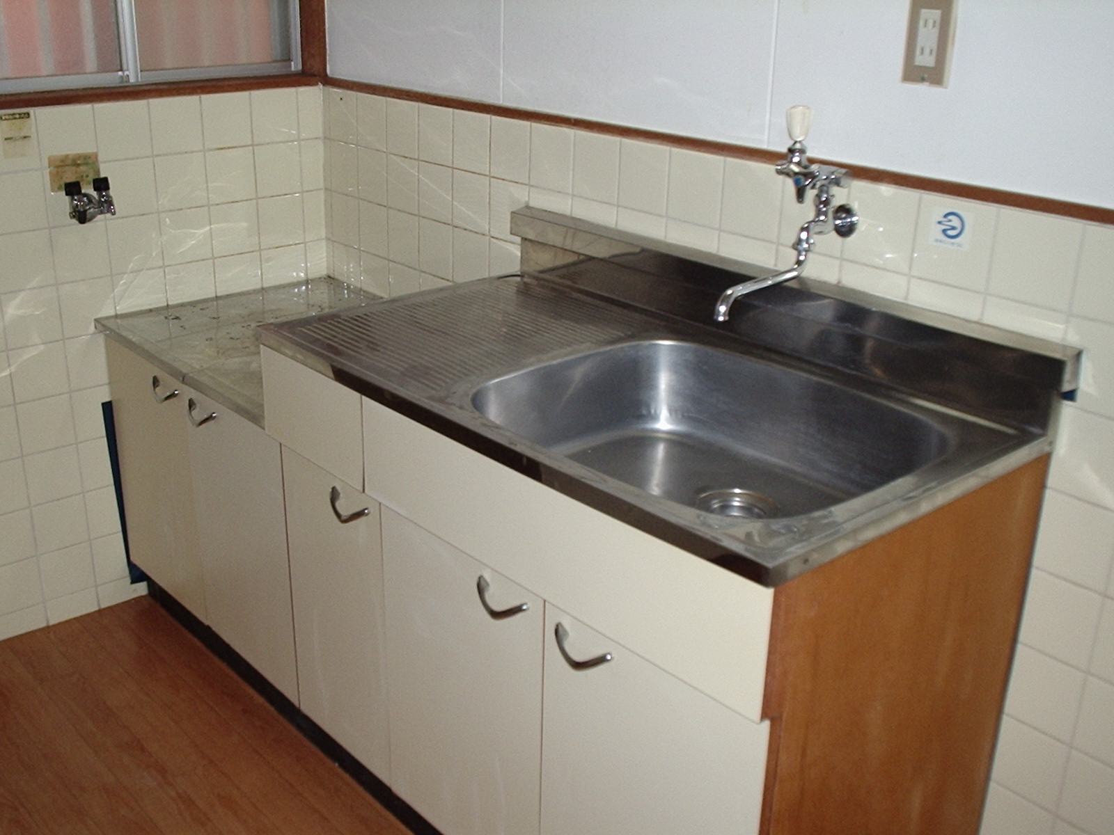 Kitchen. Two-burner gas stove bring OK!