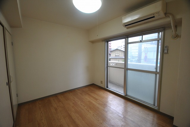 Living and room. Western-style is also bright!