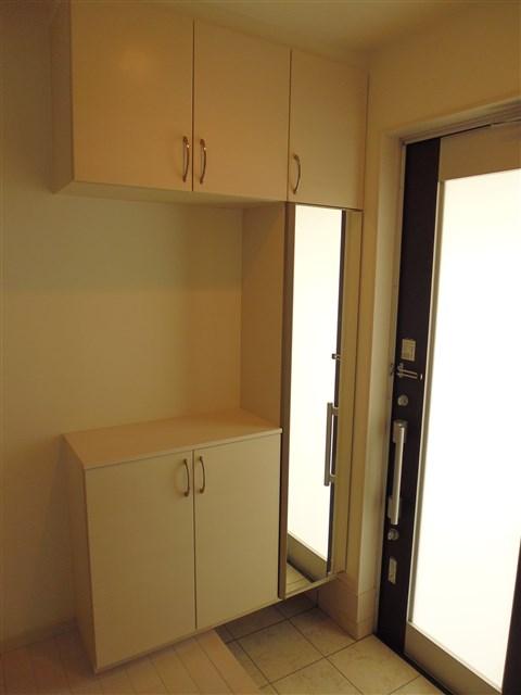 Entrance. Entrance shoe box