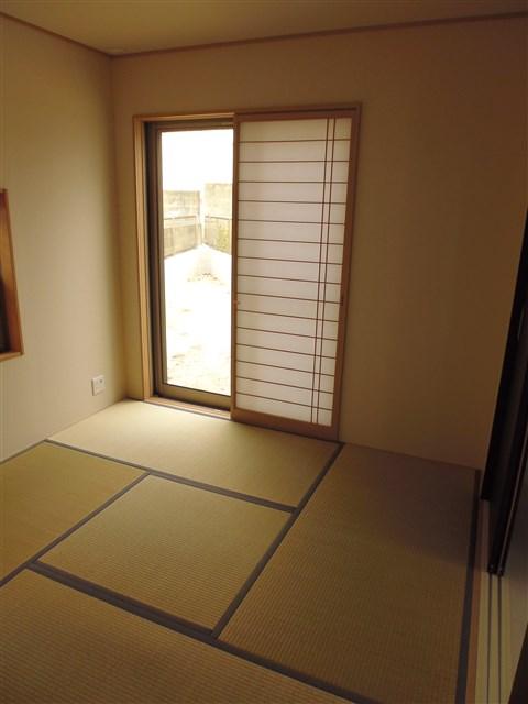 Non-living room. Parking two possible