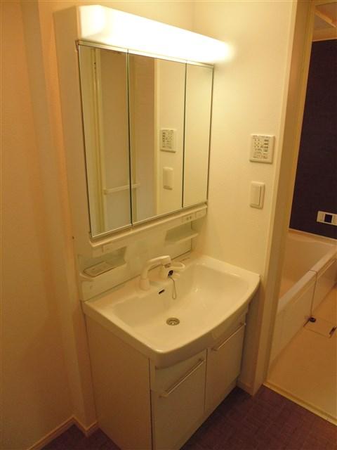 Wash basin, toilet. Washbasin with shower