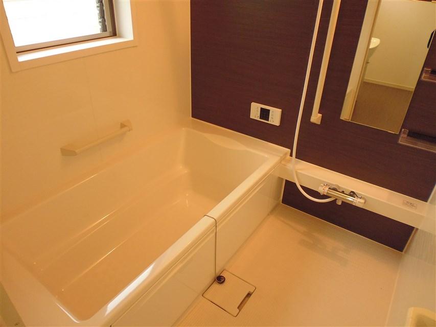 Bathroom. With reheating full Otobasu