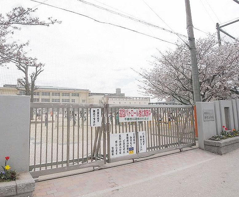 Primary school. Nakaminami elementary school until the 180m walk about 3 minutes