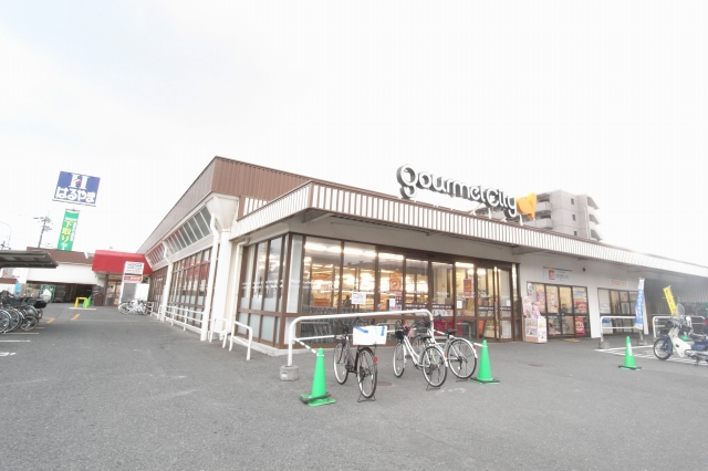 Supermarket. 429m until Gourmet City Zatsushonokuma store (Super)