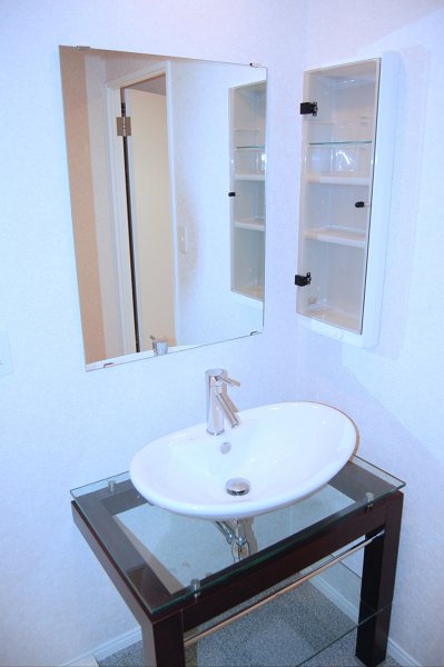 Washroom. Wash basin