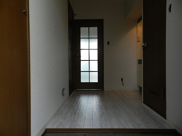 Entrance. Entrance is wide.