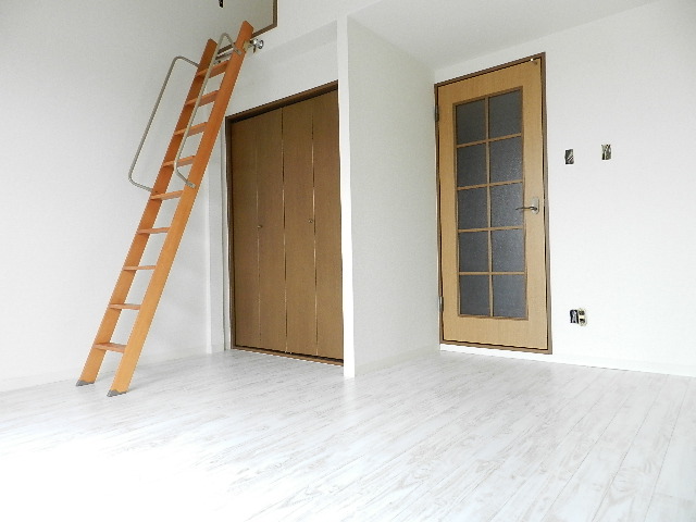 Entrance. Clean, great room.