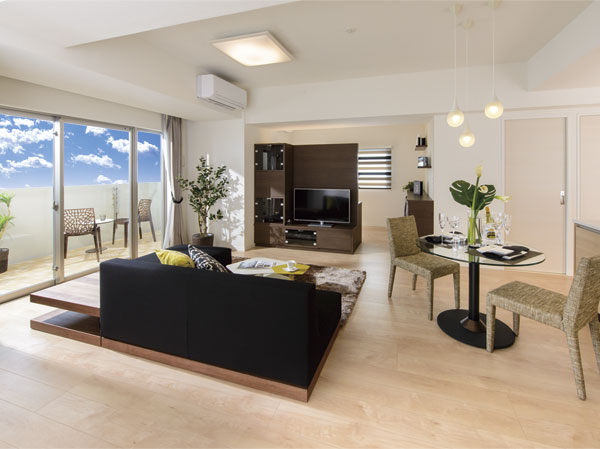 Living.  [living ・ dining] Place yourself in the comfort of high-quality, Forget to pass the time. Living room that was decorated in the aesthetics of designer apartment unique ・ dining. Stylish space-conscious sense of distance of the city center, To meet the dream of the Interior.