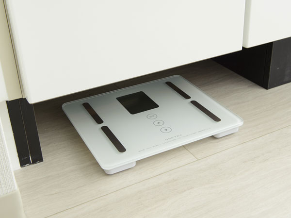 Bathing-wash room.  [Health meter space] At the bottom of the vanity, Secure a space that can accommodate the health meter.