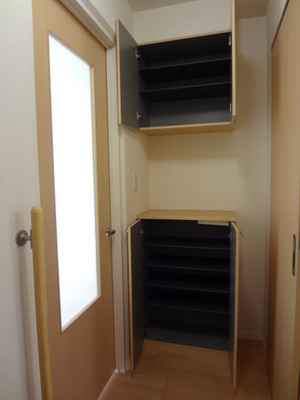 Entrance. Entrance storage