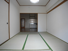 Living and room. Is a Japanese-style room facing the south. 