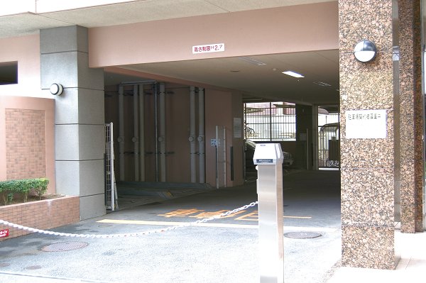 Entrance. Auto with lock