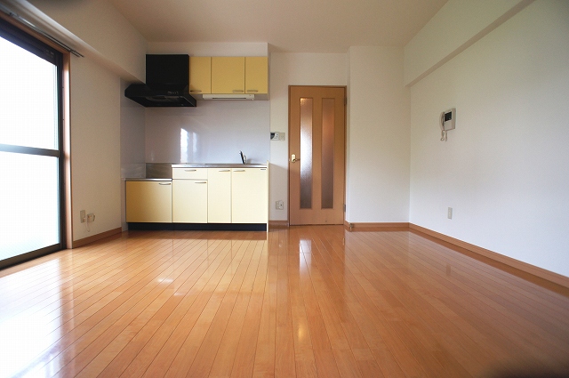 Living and room. About 10 Pledge of spacious living