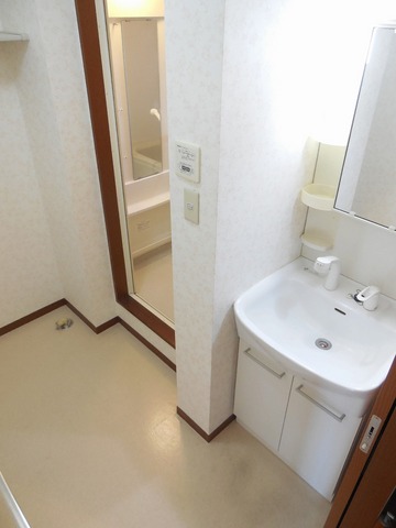 Other room space. Wash dressing room