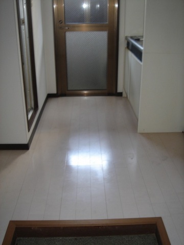 Other room space. Entrance is spacious