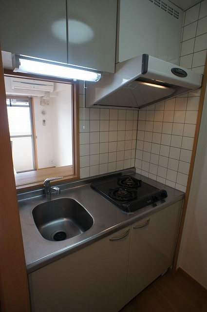 Kitchen. The kitchen is stylish counter kitchen and the window ☆