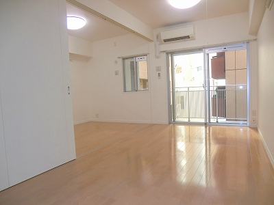 Living and room. living Spacious 10.9 Pledge