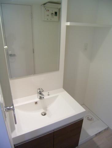 Other room space. Shampoo dresser