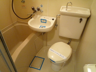 Bath. 3-point unit bus