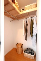 Receipt. Walk-in closet (apartment in the model room shooting)