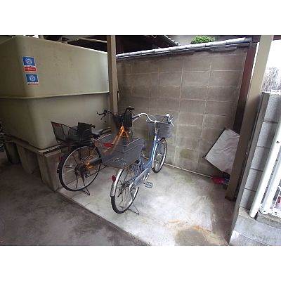 Other common areas. Glad bicycle parking lot toward the bike retention