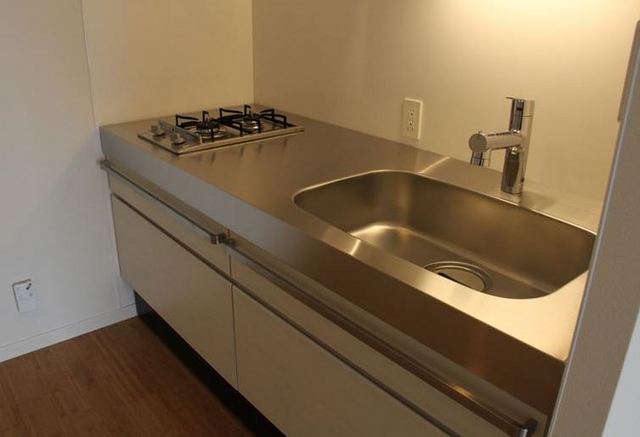 Kitchen. 2-neck spacious kitchen with stove