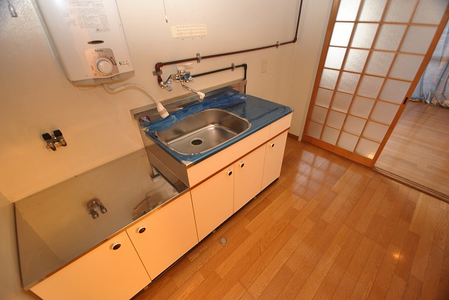 Kitchen. Gas stove bring-your-own!