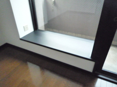 Living and room. With bay window