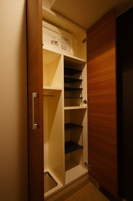 Entrance. Entrance storage