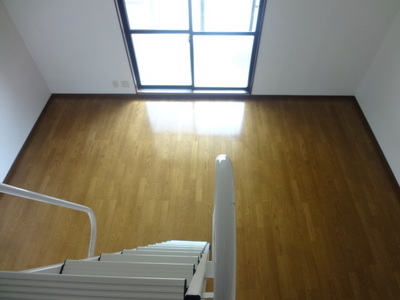 Living and room. Room viewed from loft