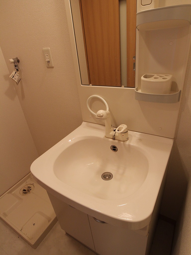 Washroom. Shampoo dresser Another Room No. reference photograph