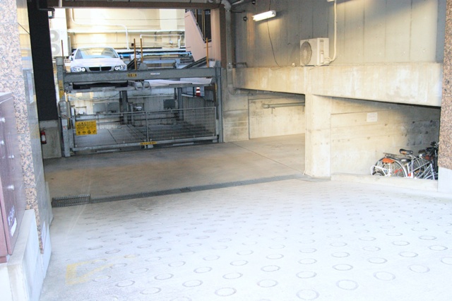 Parking lot. There is ample parking on site ☆ 