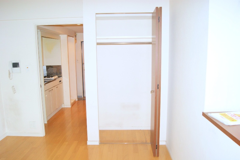 Receipt. Plenty of storage with a large closet ☆ 