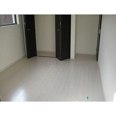 Non-living room. Each room is a 6-quires and wide!