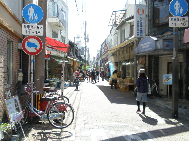 Shopping centre. 909m to the shopping street (shopping center)