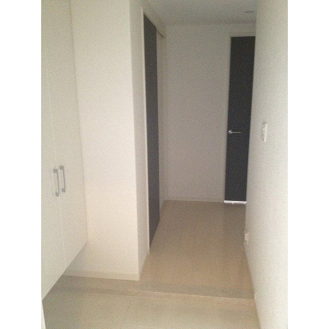 Entrance. Also wide in the entrance shoe closet.