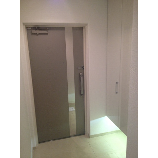 Entrance. Bright entrance There is also a foot lamp.