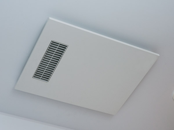 Bathing-wash room.  [Bathroom heating ventilation dryer] Installing a bathroom heating ventilation dryer to keep the moisture is likely to be confined bathroom comfortable and crisp. Clean suppress the occurrence of mold. Also, On rainy days you can use the bathroom as a drying room for laundry. (With 24-hour ventilation function) (same specifications)