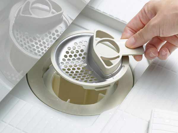 Bathing-wash room.  [Swish swish and clean the drain outlet] Hair catcher of discarded easy new shape hair easily gathered, Swish swish and clean the drain outlet. Fluorine-based special coating prevents the dirt. (Unit bath drain outlet) (same specifications)