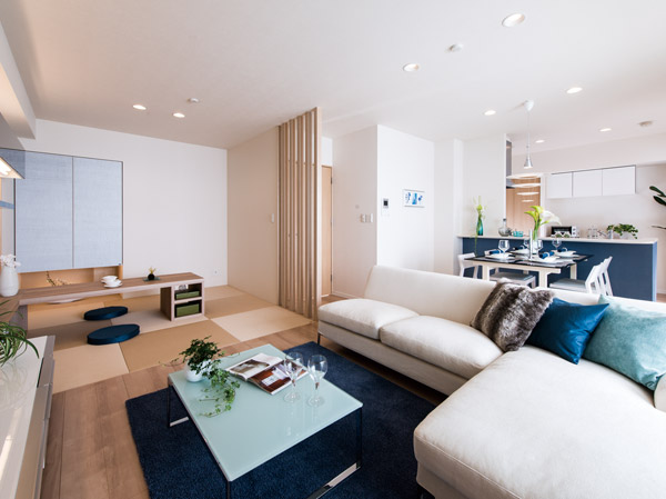 Interior.  [living ・ dining] Light and wind refreshing living plugging from balcony ・ dining. Flow is a pleasant time in the open space in the stylish with the white tones, Us to change the casual day-to-day scene that starts from here for day-to-day joy. Also recommended to child-rearing family since the C type is a corner dwelling unit that with a bright window Western-style there are three room. (Shooting at the C-type model room in public. Including some design changes option)