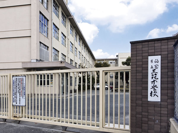 Surrounding environment. Sanchiku junior high school (a 15-minute walk ・ About 1130m)