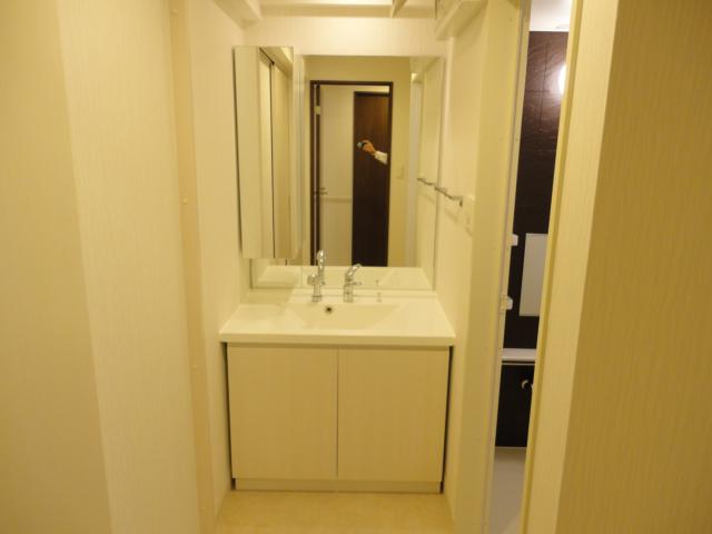 Washroom. Wider basin dressing room