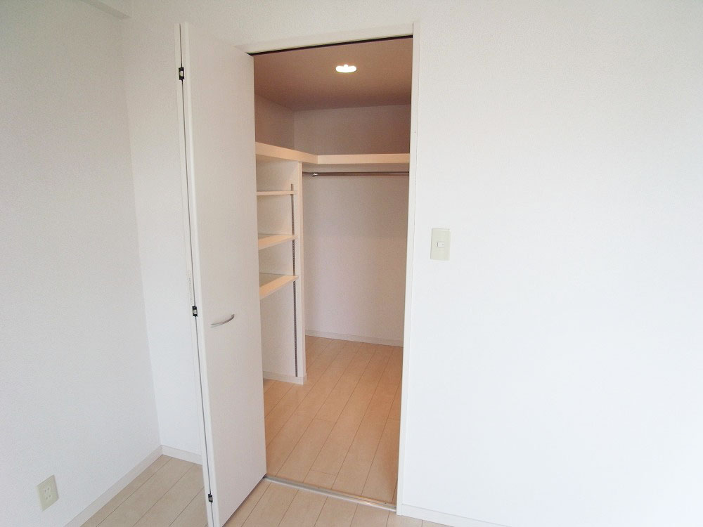 Receipt. Walk-in closet