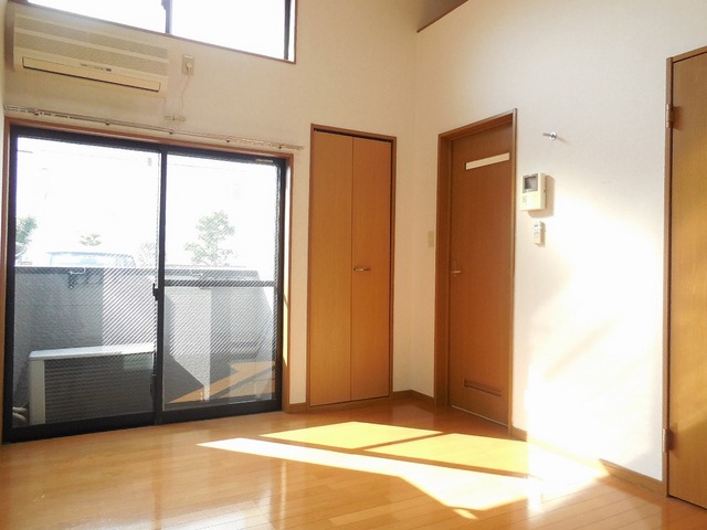 Living and room. There is also air conditioning.